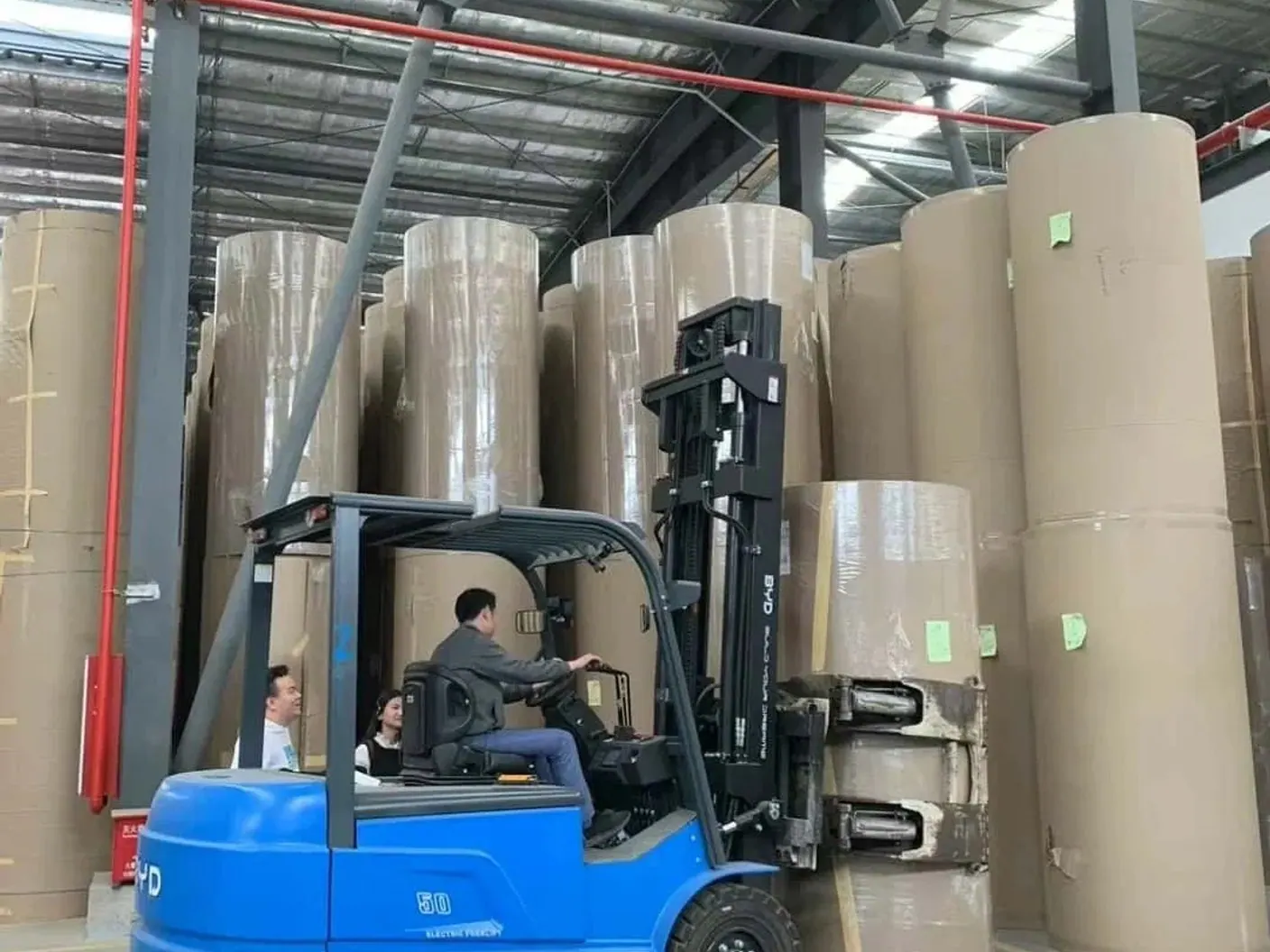 Example of equipment we source: Forklifts and warehouse equipment